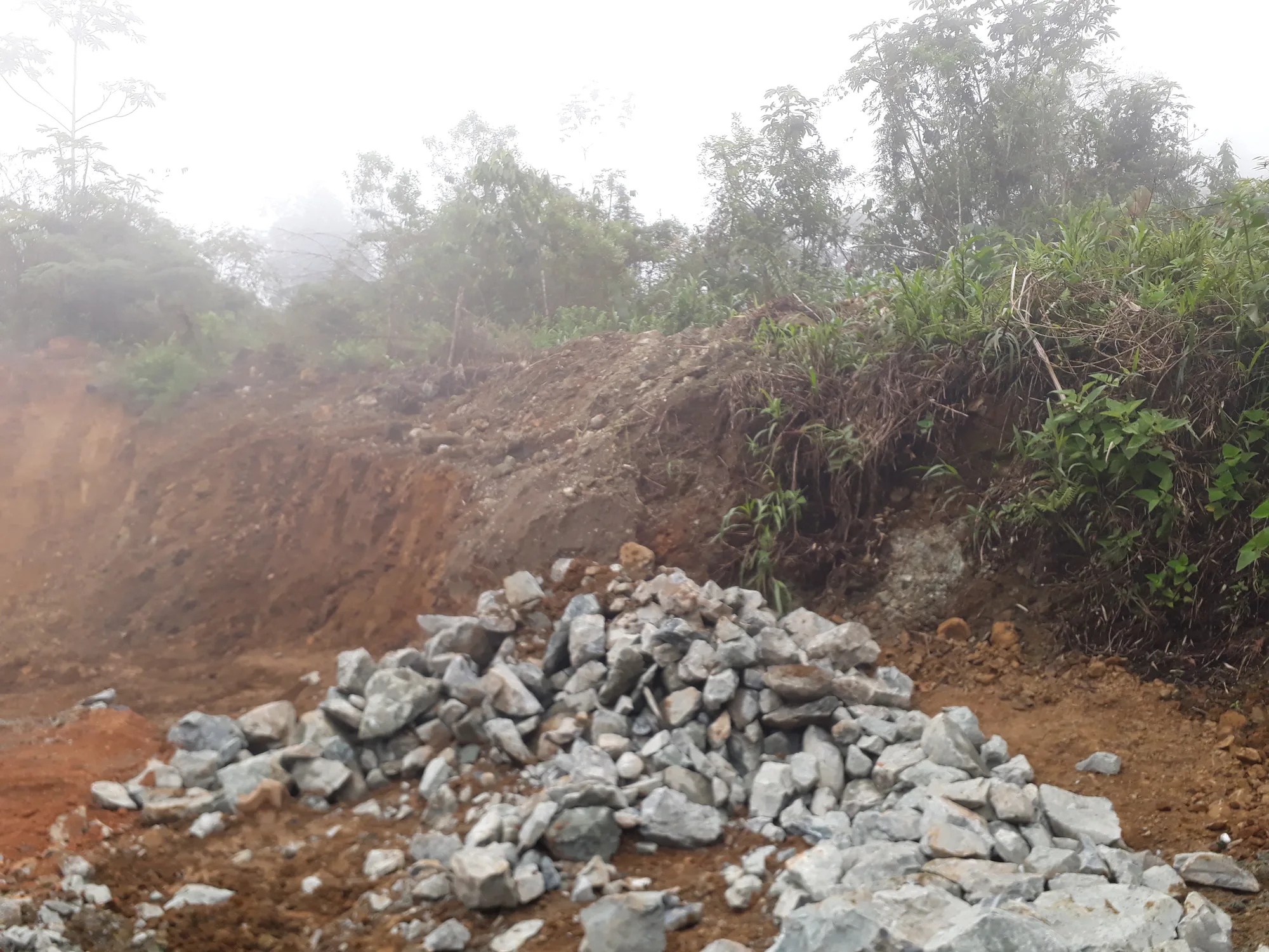 Material rocoso extraído en el área de la concesión