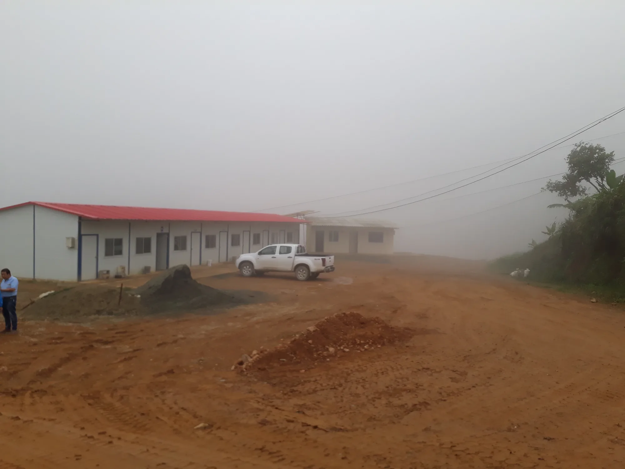 Instalaciones de la operación minera entre neblina